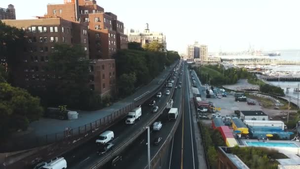 纽约布鲁克林公路交叉口的航拍图美国无人驾驶飞机载着许多汽车飞越了交通轨道 — 图库视频影像