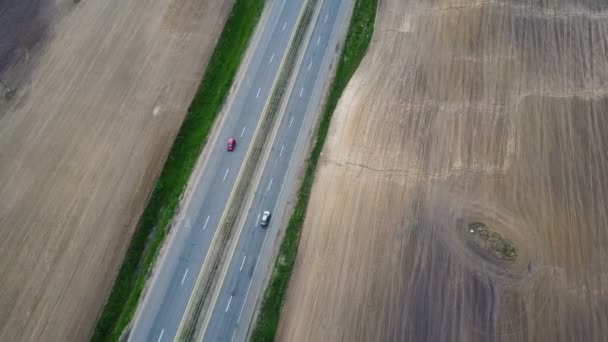 Widok Lotu Ptaka Samochody Drogowe Jazdy Autostradzie Przez Piękne Pole — Wideo stockowe