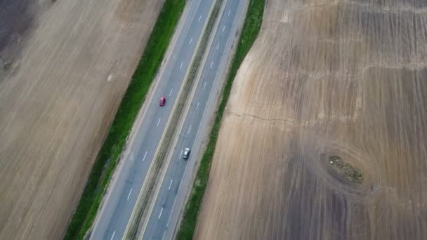 Güzel Kırsal Alanda Otoyolda Giden Trafik Arabalarının Hava Manzarası — Stok video