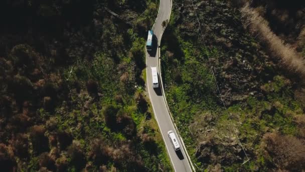 Dar Bir Dağ Yolundaki Araçların Hava Görüntüsü Tur Otobüslerinin Yol — Stok video