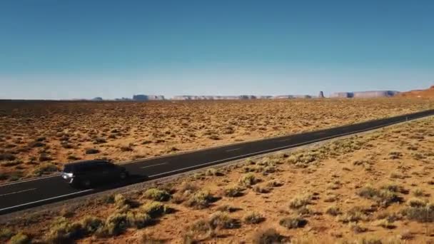 Mooie Luchtfoto Van Minibusje Auto Rijden Langs Verbazingwekkende Amerikaanse Woestijn — Stockvideo