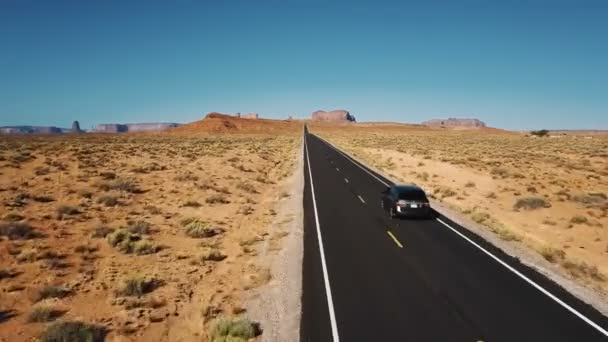 Mooie Luchtfoto Van Zilveren Auto Rijden Langs Verbazingwekkende American Desert — Stockvideo