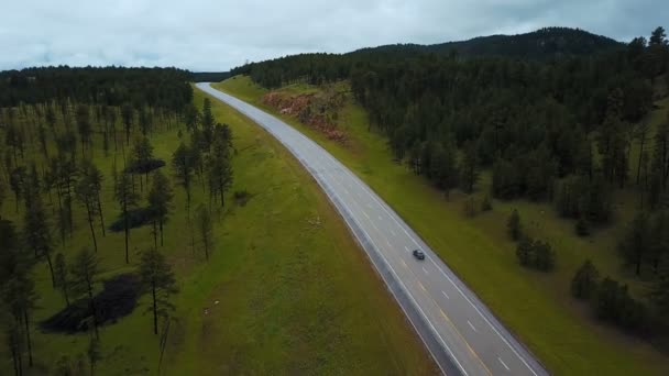 Belo Tiro Aéreo Carro Prata Dirigindo Longo Estrada Americana Entre — Vídeo de Stock