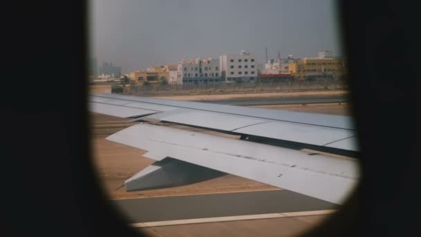 Hermosa Vista Del Ala Del Avión Desde Asiento Ventana Poco — Vídeo de stock