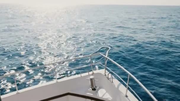 美丽的景色白色游船船的鼻子航行在海浪进入阳光明媚的开放的海景在晴朗的夏日 — 图库视频影像