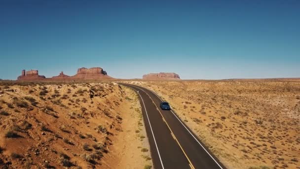 蓝色皮卡车在亚利桑那州空旷的沙漠公路上经过无人机摄像头 有着惊人的平山天际线 — 图库视频影像