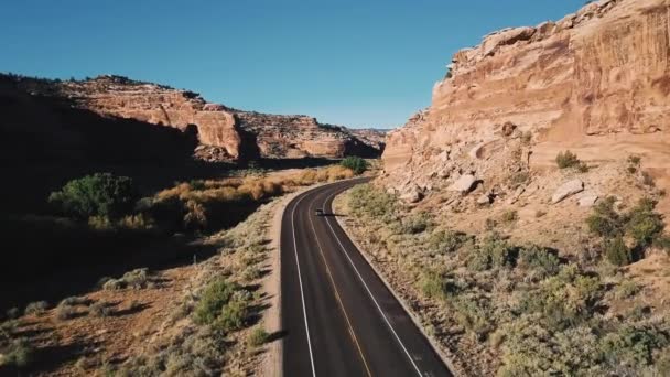 Fotoaparát Auto Automobilem Dálnici Silnici Mezi Velké Příkré Slunečného Canyon — Stock video