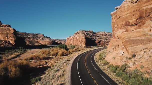 Машина Проходит Мимо Статической Камеры Дрона Небольшой Дороге Пустыни Между — стоковое видео