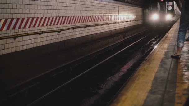 Filmische Prachtige Opname Van New York Metro Trein Stoppen Bij — Stockvideo