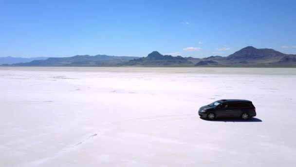 Κινηματογραφική Εναέρια Drone Πλάνο Του Ασημί Minivan Αυτοκίνητο Οδήγηση Στη — Αρχείο Βίντεο