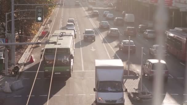 Şehir Gün Batımında Trafiğin Üst Görüntüsü — Stok video