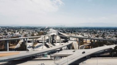 İnsansız hava aracı, Los Angeles 'taki çok katlı otoyol kavşağında ilerliyor. Her yöne doğru ilerliyor.