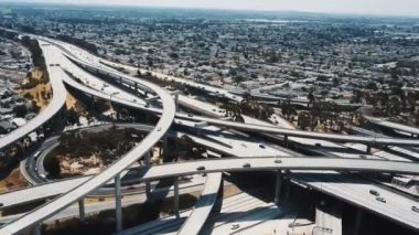 Uçan uçak büyük Yargıç Pregerson çevre yolu Kavşağı'nda Los Angeles birden çok köprü ve alçaktan uçuşlar ile yukarıda yüksek yaptı