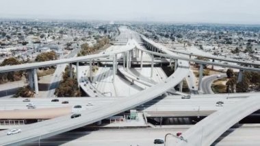 Los Angeles'ta büyük otoyolun kavşak üzerinde geriye doğru birçok kavşak ve köprü araba ile hareket robot