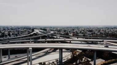 Birden çok yol düzeyleri arasında gidiş arabalı büyük otoyol kavşağı'nda Los Angeles üzerinde sağa kaydırılması dron