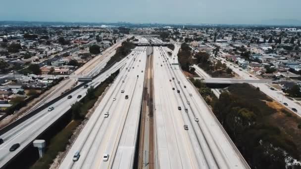 Drone Vliegen Vooruit Grote Drukke Amerikaanse Snelweg Met Bruggen Viaducten — Stockvideo