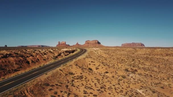 Drone Που Φέρουν Αριστερά Πάνω Από Άδειο Δρόμο Έρημο Ψαμμίτη — Αρχείο Βίντεο