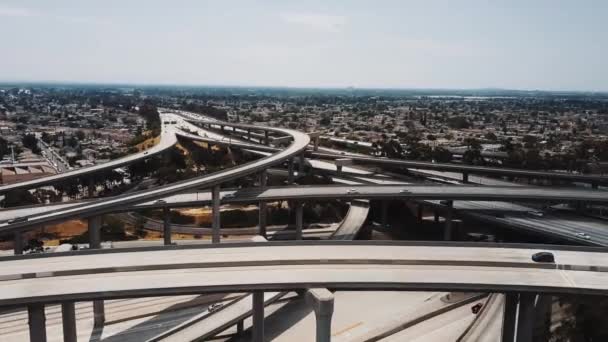 複数のレベルの複雑な上空飛行とロサンゼルスでの壮大な高速道路ジャンクション交差点上で右飛ぶ無人機 — ストック動画