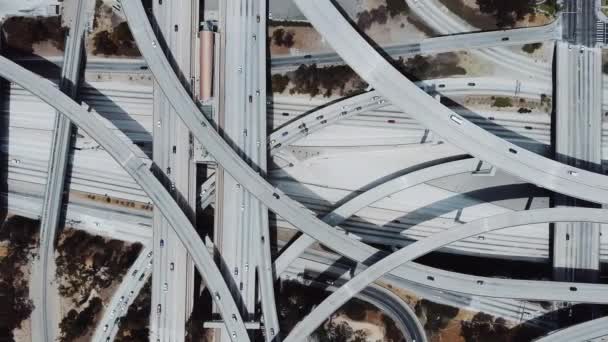 ドローンが右に飛んで複雑な道路レベルや飛行構造との驚くべき高速道路の交差点を明らかに — ストック動画