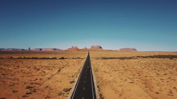 Drone Suit Voiture Argentée Conduite Long Célèbre Route Désert Américain — Video