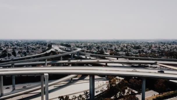 ドローン複数道路のレベルを通って行く車と ロサンゼルスで大規模な高速道路ジャンクションを右に移動 — ストック動画