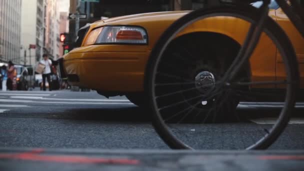 Alacsony Szög Oldalnézetben Híres New York Sárga Taxi Áll Majd — Stock videók