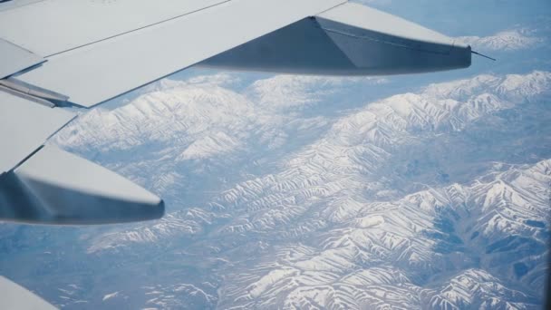 从飞行中途的飞机靠窗座位上俯瞰着令人惊叹的雪峰山脊 景色令人难以置信 — 图库视频影像