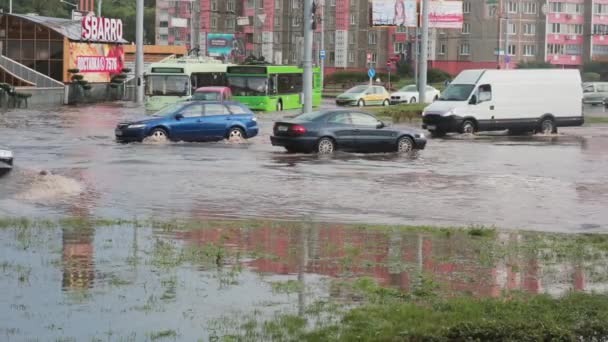 Минск Белоруссия Наводнение Оживленной Дороге Улицах Города После Дождя Звуком — стоковое видео