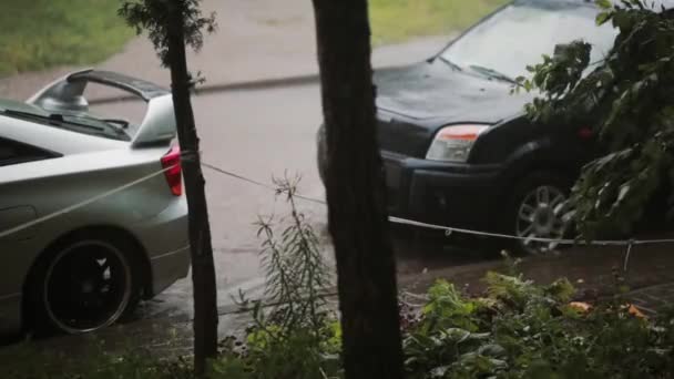 Regen Auf Autos Und Boden Mit Donner Und Blitz — Stockvideo