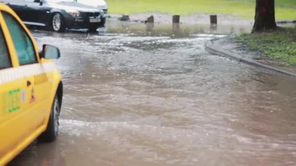 Regnet Öser Ner Trottoaren Och Taxi Bil Förvandlas Till Översvämning — Stockvideo