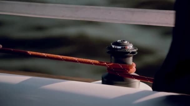 Marinheiro Terno Preto Usando Cabeça Capstan Para Fixar Corda Close — Vídeo de Stock