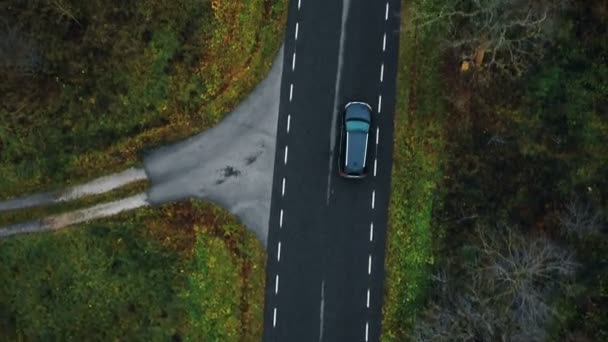 Vista Aérea Panorámica Vista Superior Cerca Drone Seguimiento Coche Suv — Vídeo de stock