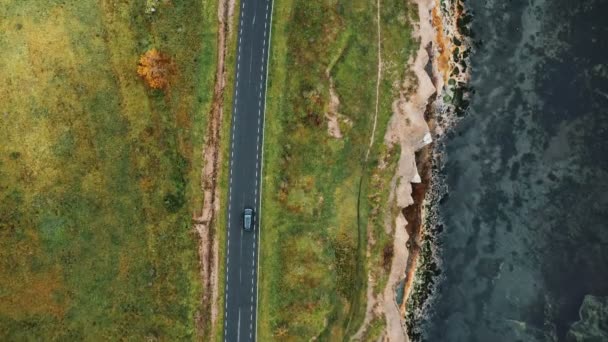 Bovenaanzicht Luchtfoto Van Zwarte Auto Rijden Langs Atmosferische Herfst Kustlijn — Stockvideo