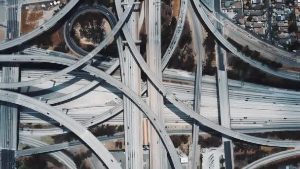 Ovanifrån Drone Stiger Ovanför Otroligt Komplex Landsvägen Korsningen Los Angeles — Stockvideo