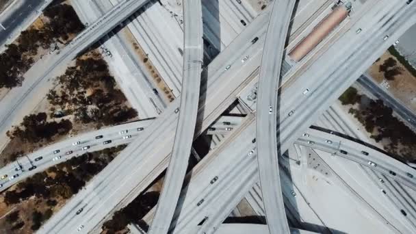 Draufsicht Drohne Rotiert Schnell Über Großen Autobahnkreuz Mit Autos Bewegen — Stockvideo