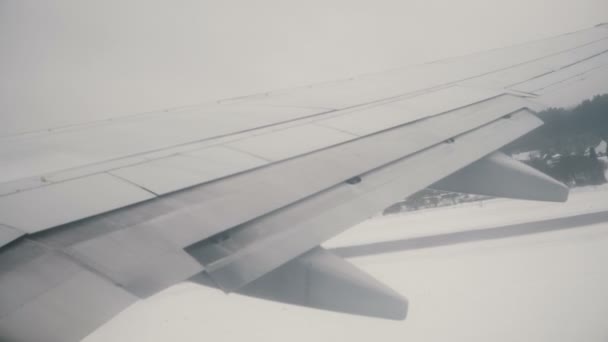 飛行機の窓から飛行機の翼までの眺め飛行機は滑走路を通って雲の上を飛んでいます — ストック動画