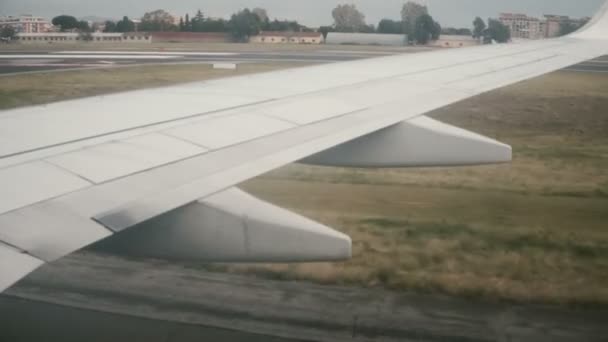 Vista Janela Avião Para Asa Avião Está Montando Pista Preparando — Vídeo de Stock