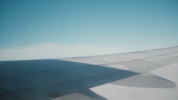 Kilátás Ablakból Sík Égre Felhők Utaznak Légi Koncepció Közeli Kilátás — Stock videók