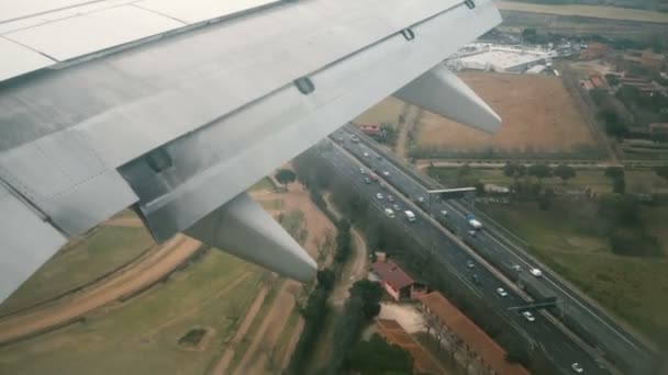 飛行機の窓からイタリアの空港の飛行機の着陸地点から滑走路までの眺め — ストック動画