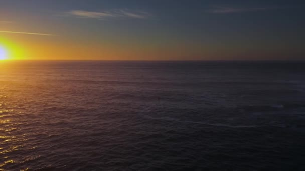 Над Океаном Пролетел Беспилотный Летательный Аппарат Golden Hour — стоковое видео