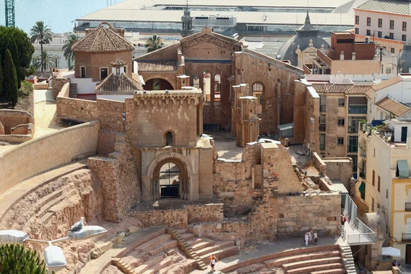 Ruiny starożytnego rzymskiego teatru i katedrę. Cartagena, Hiszpania — Zdjęcie stockowe