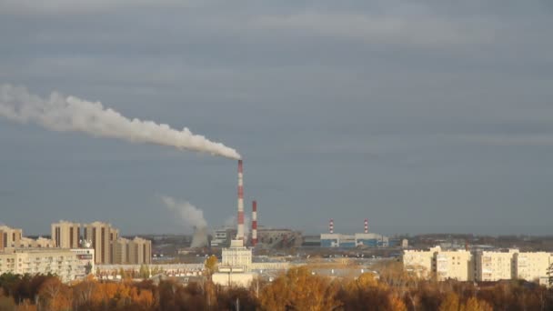 Ciudad y planta termoeléctrica en el otoño. Kazán, Rusia — Vídeo de stock