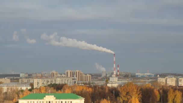 Ciudad otoñal y planta termoeléctrica. Kazán, Rusia — Vídeo de stock