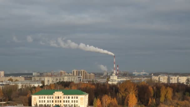 Городская зона и теплоэлектростанция осенью. Kazan, Russia — стоковое видео