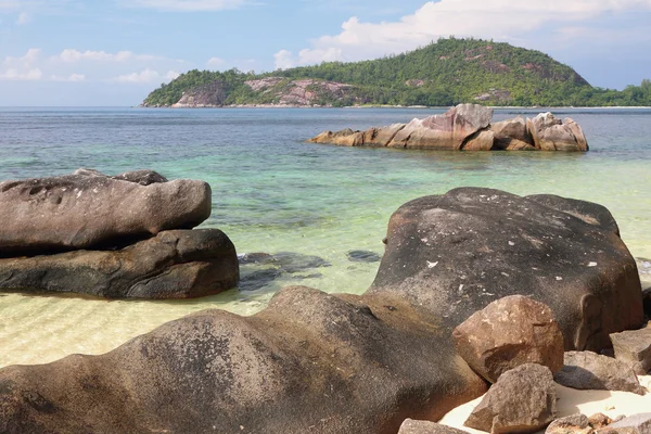 Keien op kust van Golf Anse Islette. Poort Glod, Mahe, Seychelles — Stockfoto