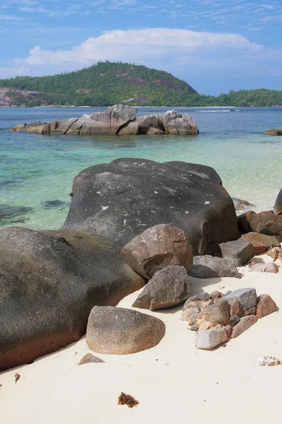 Felsbrocken und Steine an der Küste der Golf-Insel Anse. Port Glod, Mahé, Seychellen — Stockfoto