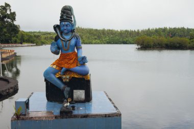 Shiva heykelin üzerine kurban curbstone. Göl Grand Bassin, Mauritius 