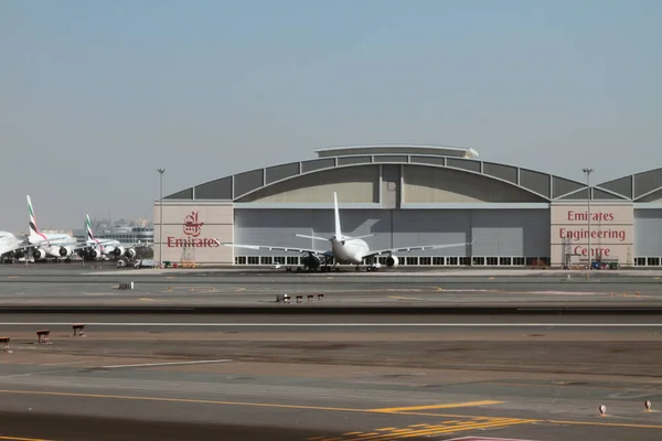 Hangar of technical center of Emirates airline at airport. Dubai, UAE — Stock Photo, Image