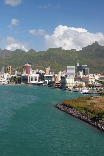 City, tengeri öböl partján. Port Louis, Mauritius — Stock Fotó