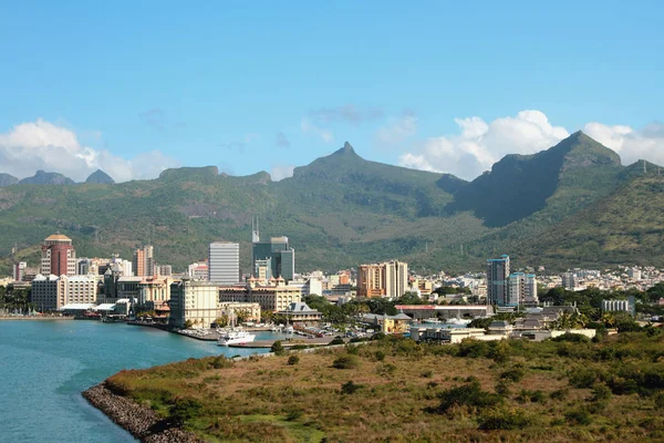 Öböl, a yacht club, a városra és a hegyekre. Port Louis, Mauritius — Stock Fotó